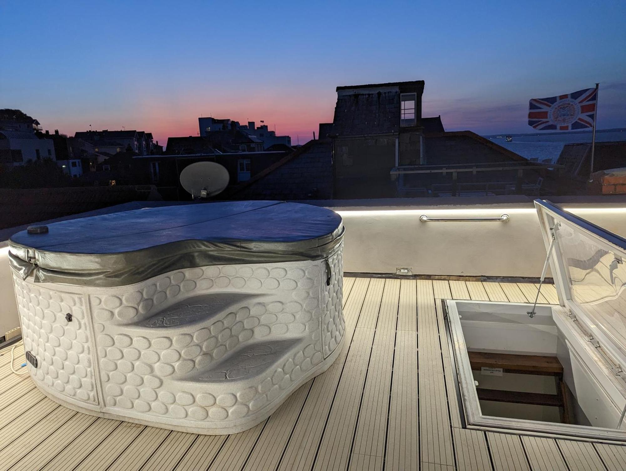 Seafarer'S View - 6 Bedroom Townhouse In Cowes, Parking & Seaviews. Cowes  Extérieur photo